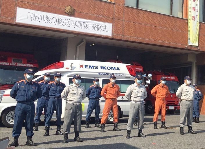 [写真]発足式で決意表明を行う「新型コロナ特別救急搬送専属隊」隊員たち＝27日午前、奈良県生駒市で