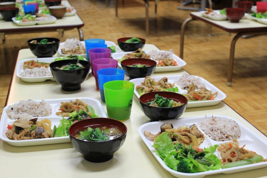 濱松さんが運営する学習塾で提供される食事。無料だ（写真提供：濱松敏廣）
