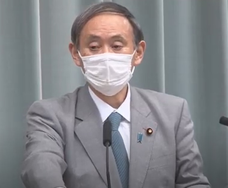 記者会見する菅官房長官