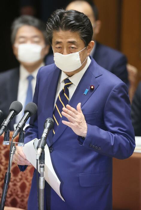 マスク姿の安倍首相（写真：つのだよしお/アフロ）