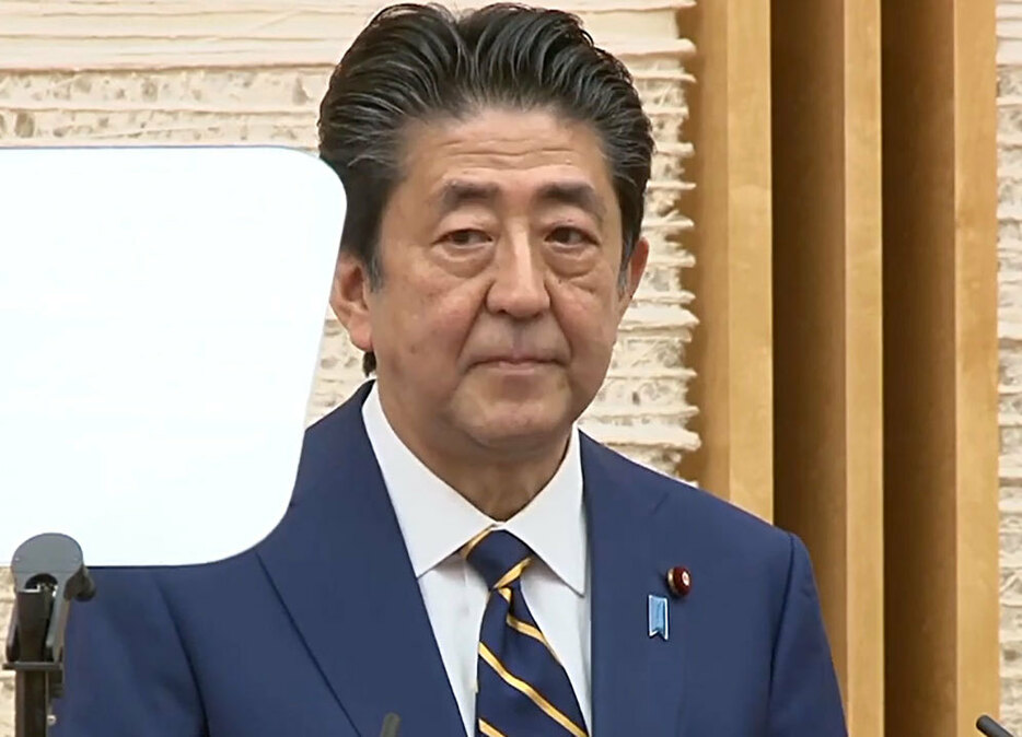 会見した安倍晋三首相＝7日午後7時すぎ