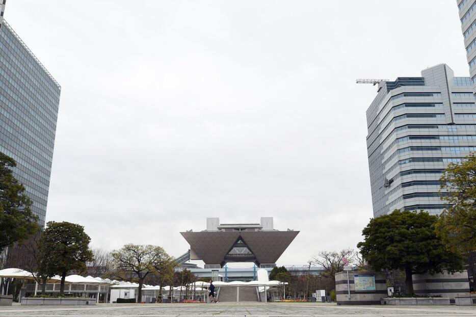 週末の自粛要請を受け、人の姿がない東京国際展示場。撮影3月28日（写真：アフロ）