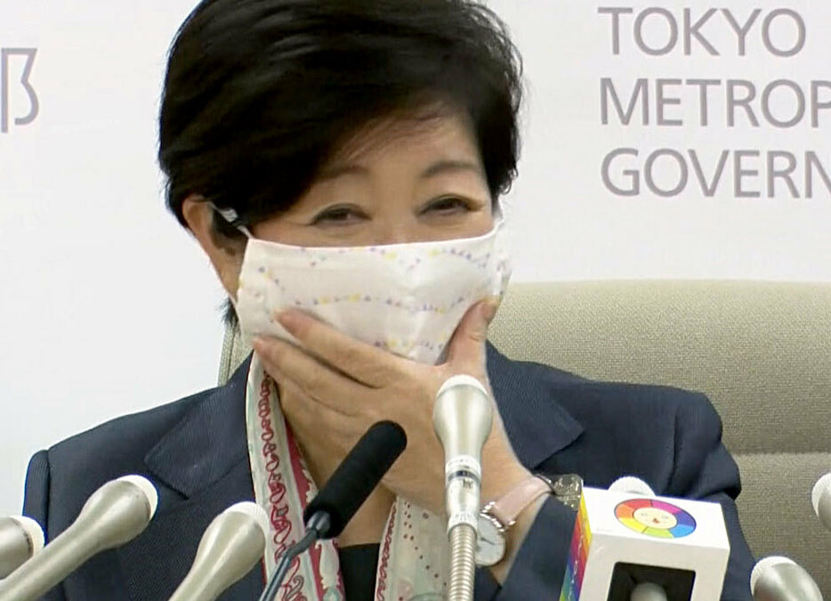 マスクについて問われ、照れ笑いする小池都知事