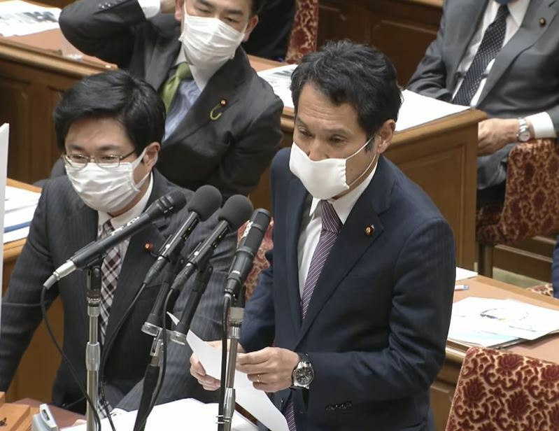 [画像]政府の布マスクをして質問に立った大串氏。途中「息をするのが難しい」として地元業者のマスクに付け替えた