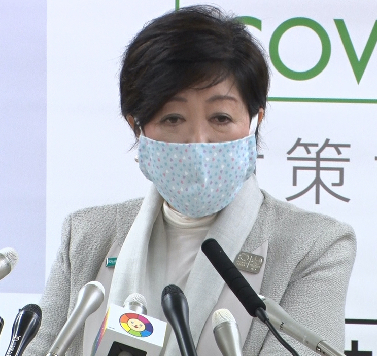 都の要請に応じた中小事業者への協力金について「1店舗だけの方は50万、2店舗以上お持ちの方は100万円」と説明する小池都知事