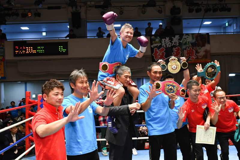 5階級制覇を達成した藤岡は親交のある吉川晃司さんに肩車された（写真・山口裕朗）