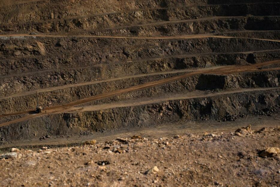 露天掘りの石炭鉱である。重機と作業員が小さくて、おもちゃのように見える＝シリンゴル盟・スニド・バロン・ホショー（2016年9月撮影）