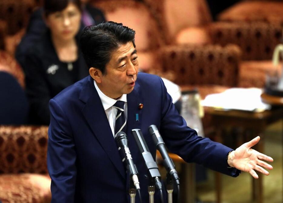 [写真]例えば、森友・加計学園問題などをめぐって、日本でも「分断」の萌芽がみられる（つのだよしお/アフロ）