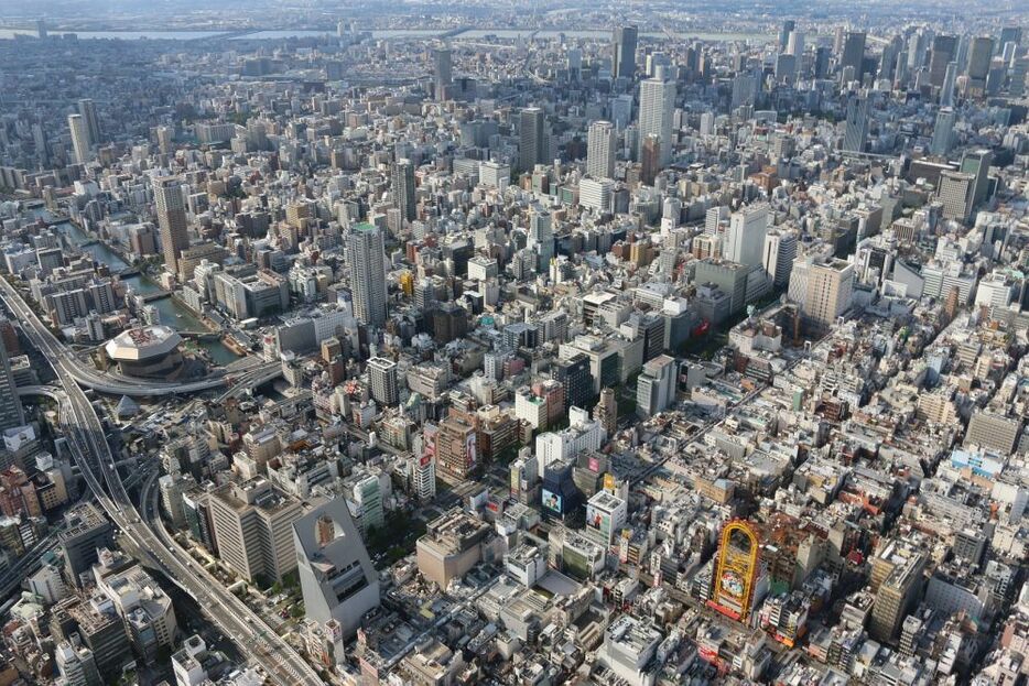 [写真]道頓堀上空から梅田方面を望む。写真上部に梅田のビル街、下部には道頓堀のえびすタワーが見える＝2017年10月、大阪市中央区で（撮影：柳曽文隆）