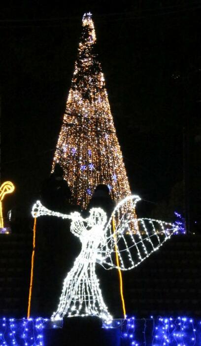 [写真]高さ15メートルのツリーと天使のイルミネーション＝25日夜、大阪府河内長野市で