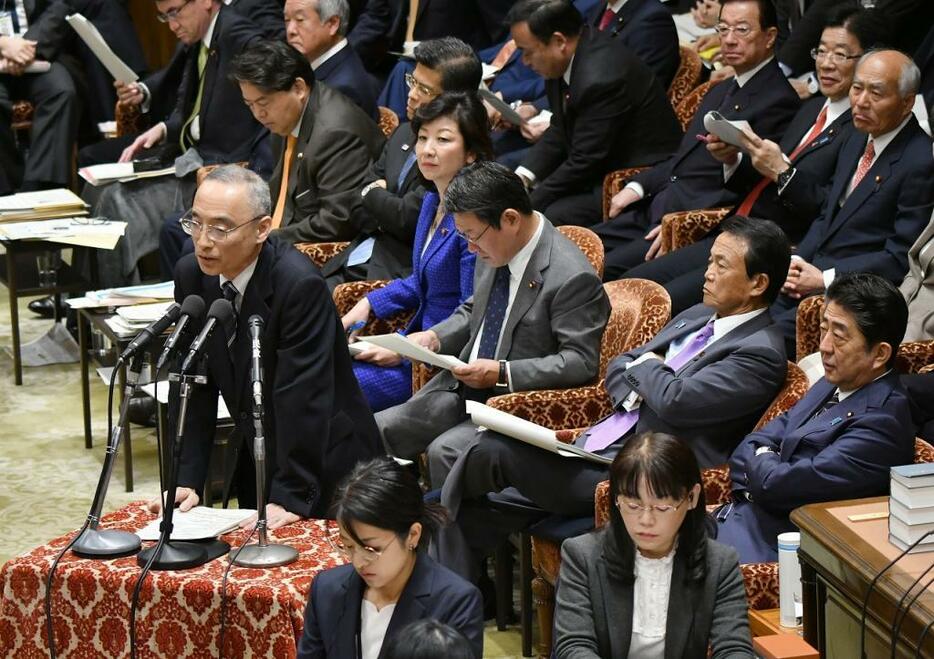 [写真]森友学園問題が審議された11月28日の衆院予算委員会。安倍首相は「私が調べて『適切』と申し上げたことはない」などと釈明した（Natsuki Sakai/アフロ）