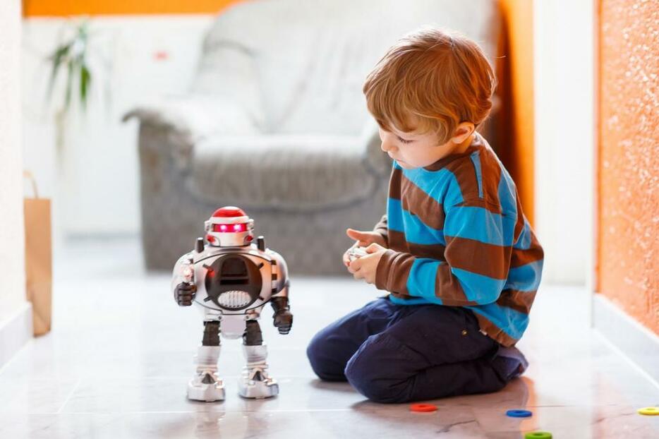 [イメージ]ロボットと少年。科学技術の進化は人間の幸福につながるのでしょうか（写真:アフロ）