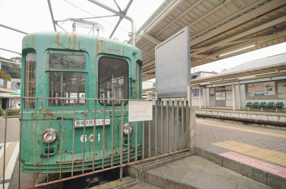 宮の坂駅前に保存展示された旧玉電車両。傍目にも、サビが目立っているのがわかる