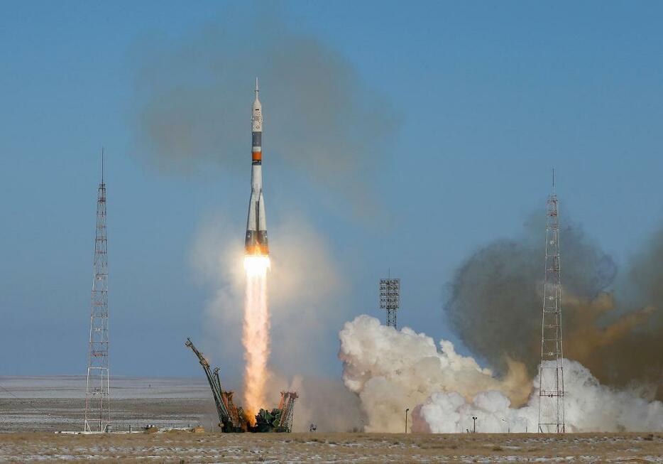 [写真]12月17日、カザフスタンのバイコヌール宇宙基地から打ち上げられた金井さんらが乗るソユーズロケット（ロイター/アフロ）