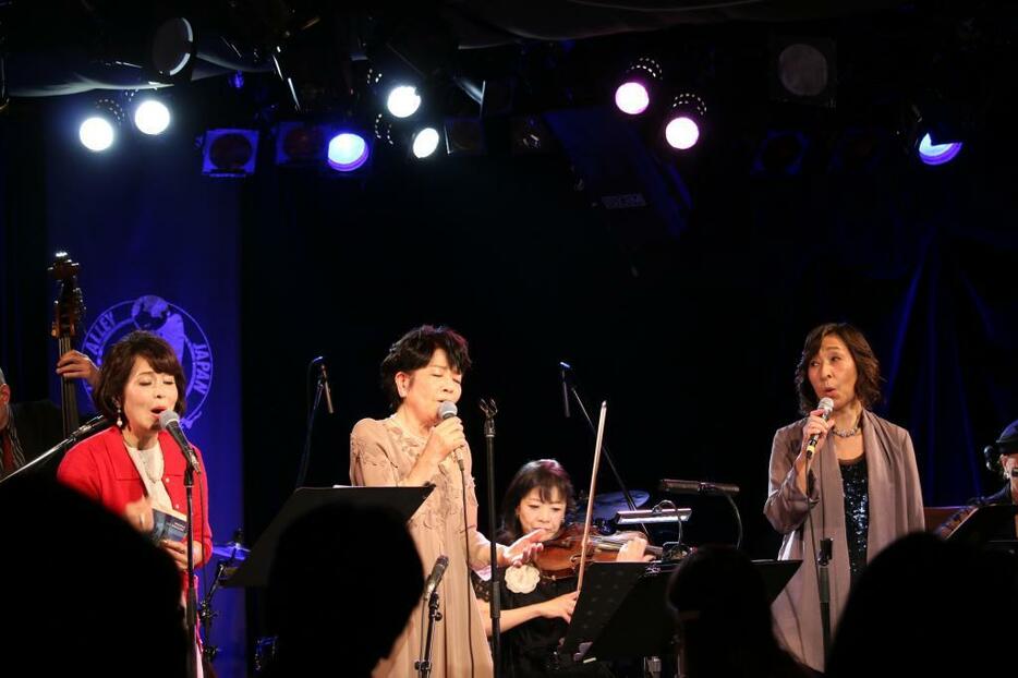 「きよしこの夜」を歌う久米、本田、Kishiko（撮影：THE PAGE編集部）