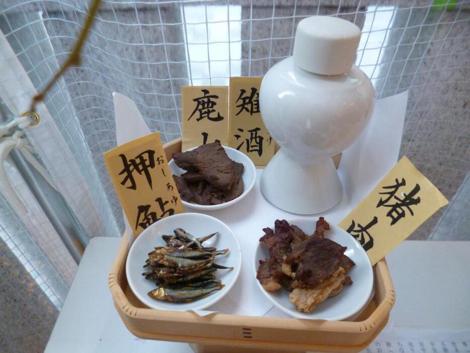 宮中雑煮は、鹿肉、猪肉、押し鮎（鮎の塩漬け）などを餅に挟んで食べた