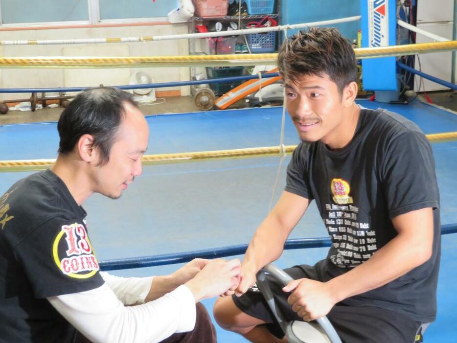 大晦日決戦で脱ボンビー生活を誓う世界王者・木村（右）と有吉会長（左）