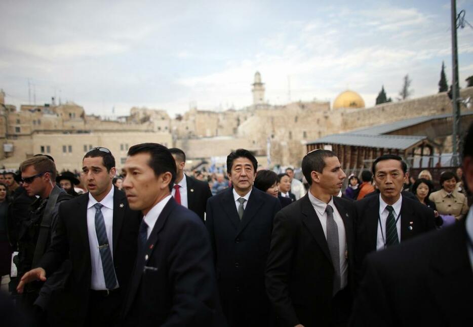 [写真]2015年の中東歴訪時にエルサレム旧市街を視察した安倍首相（ロイター/アフロ）