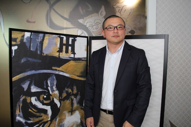 [写真]ふすまに「トラの絵」を描いた。阪神タイガース承認のものだという＝谷元フスマ工飾本社で