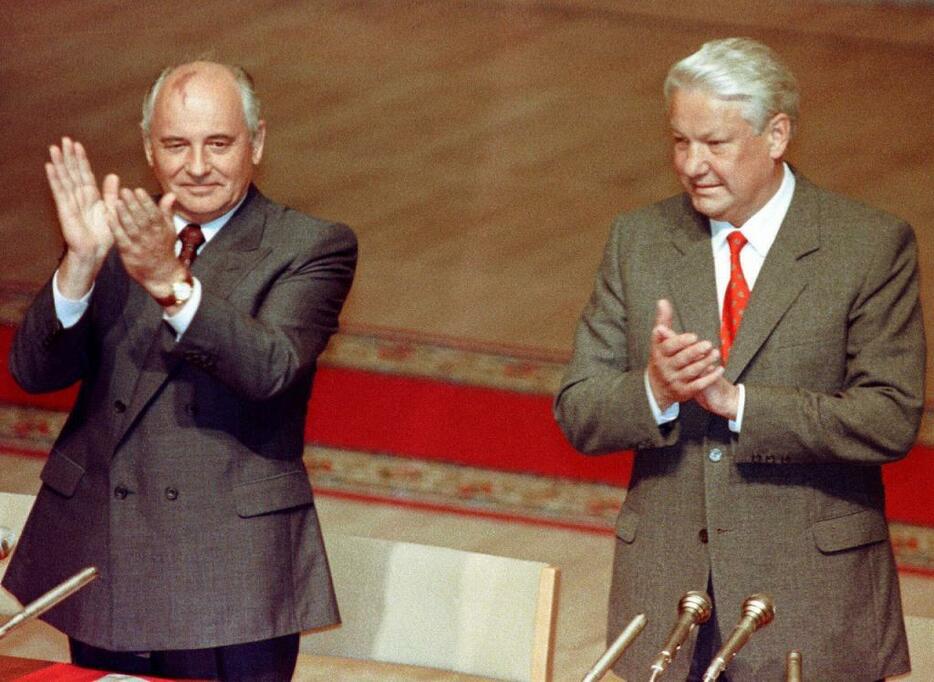 [写真]ゴルバチョフ・ソ連大統領（左）とエリツィン・ロシア共和国大統領。1991年8月撮影（ロイター/アフロ）