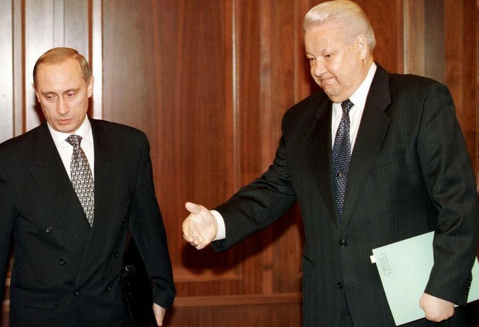 [写真]ロシア連邦保安庁長官だったプーチン（左）とエリツィン大統領。1998年ごろ撮影か（ロイター/アフロ）