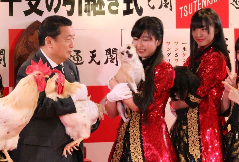 [写真]ニワトリ2羽、犬2匹。今年は例年に比べにぎやかな引き継ぎとなった＝27日午前10時40分ごろ、大阪市浪速区の通天閣で（撮影：柳曽文隆）