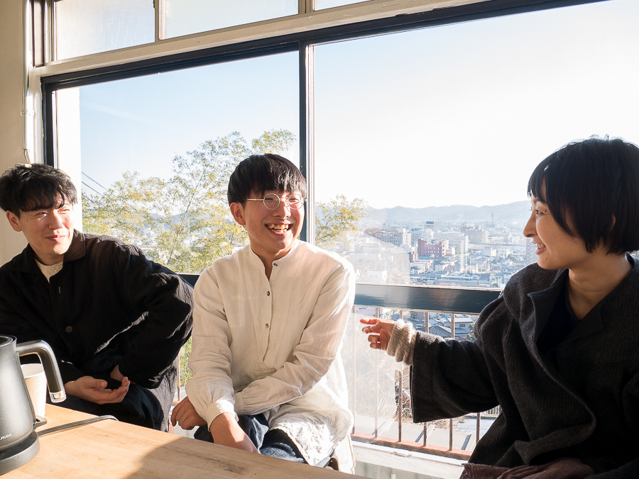 父・開人さん（左）と母・久美子さん（右）と楽しそうに話をする響さん（撮影：志和浩司）