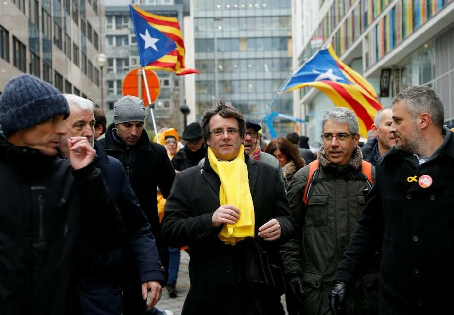 [写真]カタルーニャ独立を訴えてベルギーでデモする独立賛成派。中央は同州政府のプチデモン前首相（ロイター/アフロ）