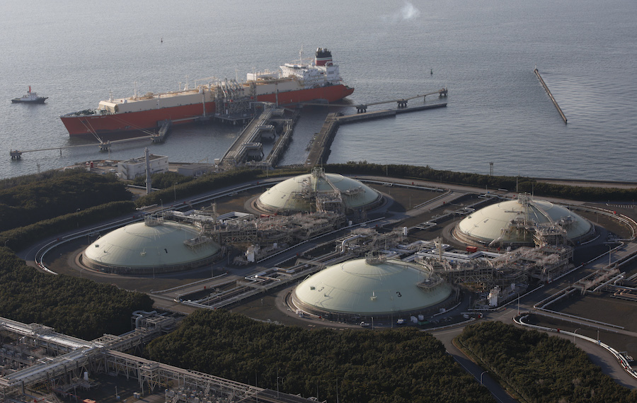 LNG輸入量が増え燃料需要が上昇。富津市にある東京電力のLNG施設(写真：ロイター/アフロ)