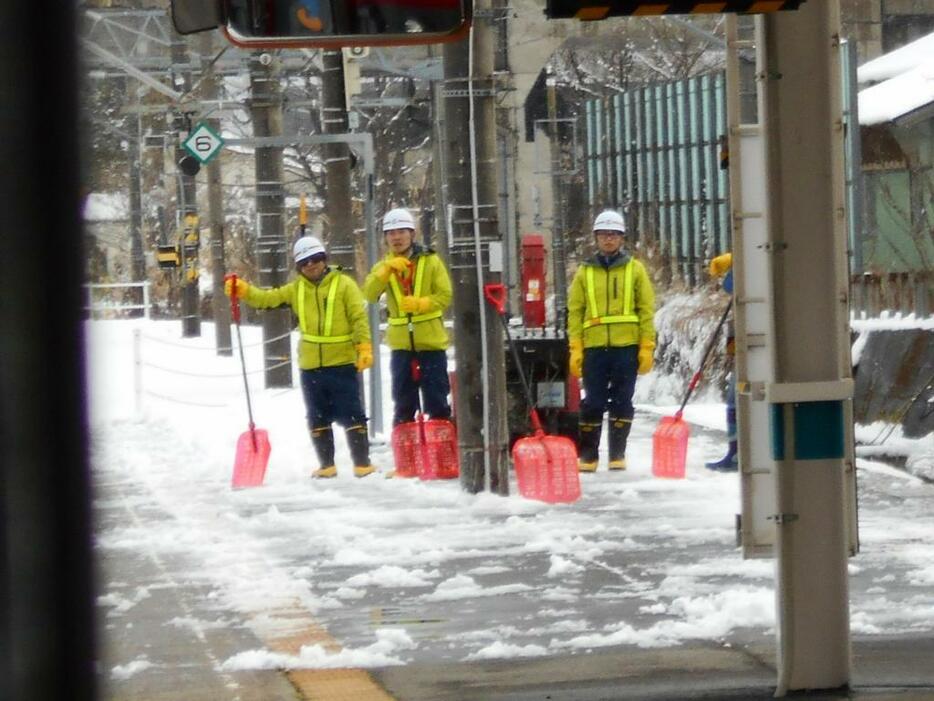 [写真]長野県側の黒姫駅でもホームを除雪（6日）