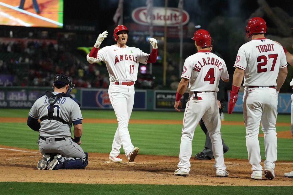 大谷翔平の日米初の満塁弾をマイク・トラウトらが本塁で歓迎 （写真：USA TODAY Sports/ロイター/アフロ）