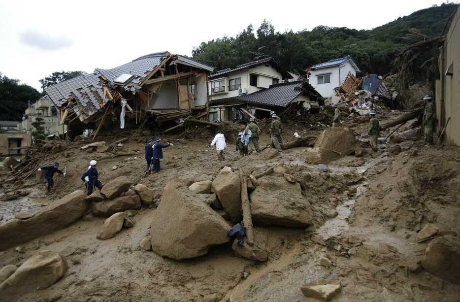 一瞬にして住宅を破壊してしまう土砂災害。写真は「平成26年8月豪雨（広島土砂災害）」で被害を受けた広島市安佐南区（写真：ロイター/アフロ）