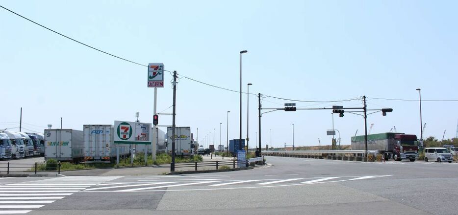 ［写真］島内唯一のコンビニには務用の手袋やフェイスタオルなどが多数陳列されたコーナーも