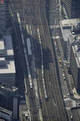 東京駅を発車したE2系とE231系500番台の山手線外回り電車がすれ違う。「上野東京ライン」の南行となる場所は整地され、一部はレールの取り付けを開始している（2011年2月22日、吉永陽一撮影）。