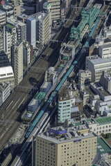直後に神田方を見てE5系「はやぶさ3号」を追う。右上では重層部に橋桁（PC桁）を架設するための緑色の桁架設機が大きく目立つ（2011年3月5日、吉永陽一撮影）。
