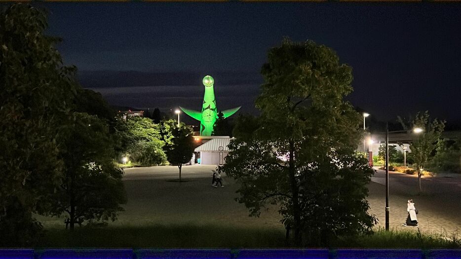 ［写真］緑色に浮かぶ太陽の塔