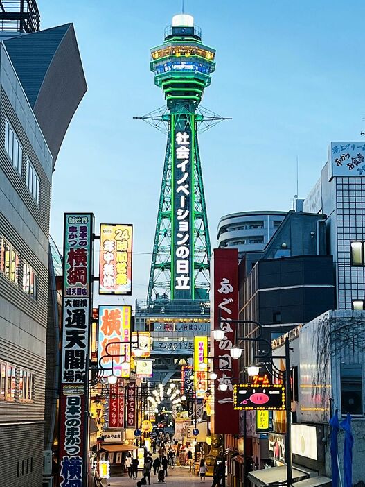 通天閣に大阪モデル警戒解除の「緑色」が点灯すると写真撮影をする人たちが多く見られた