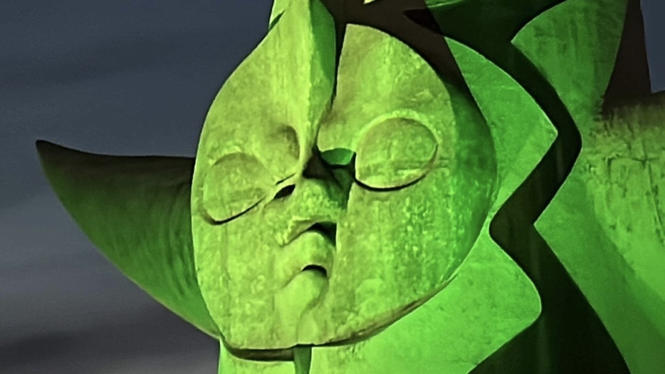 太陽の塔の顔も緑に