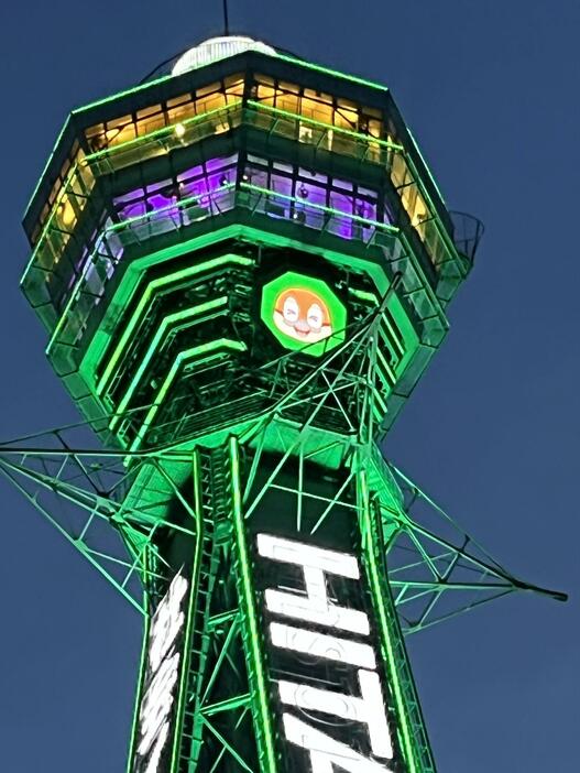 ［写真］緑色に輝く通天閣に大阪府のキャラクター「もずやん」の笑顔も＝23日午後7時半ごろ、大阪市浪速区で
