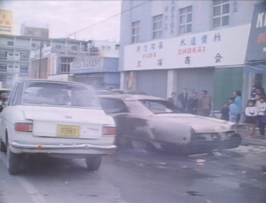 “コザ暴動”翌日の燃えた車両