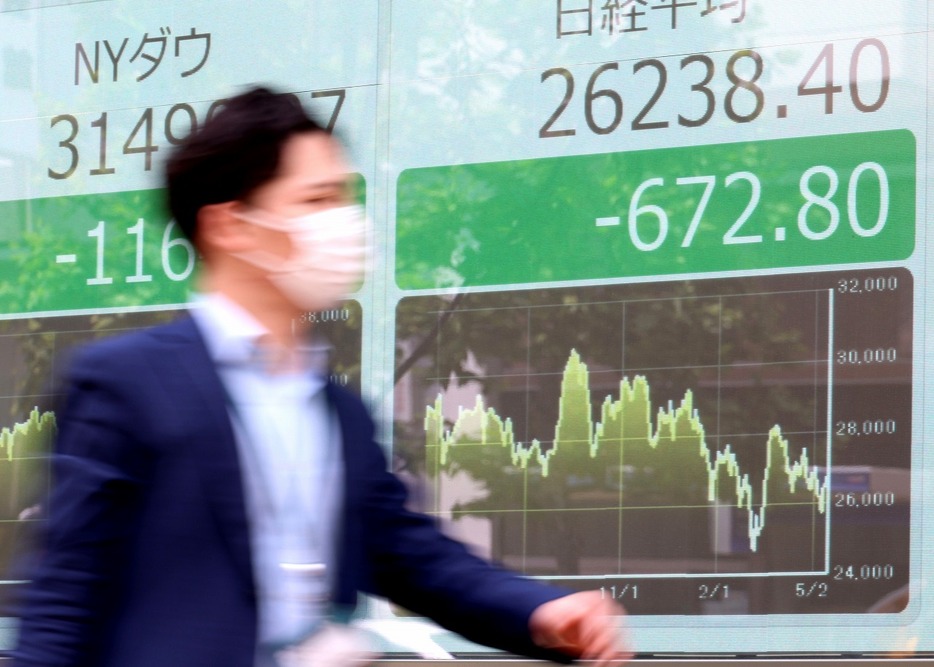 [写真]日経平均のNYダウの株価を表示するボード。写真は5月19日撮影（つのだよしお/アフロ）