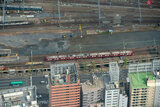 品川駅に進入する1000形4両。地上駅となる京急品川駅の場所はすでに整地されている。ここはかつて山手線の電留線だった場所である。（2021年3月30日、吉永陽一撮影）。