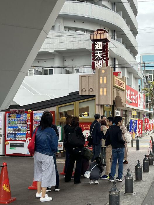 開業前にも来場者が列をなしていた