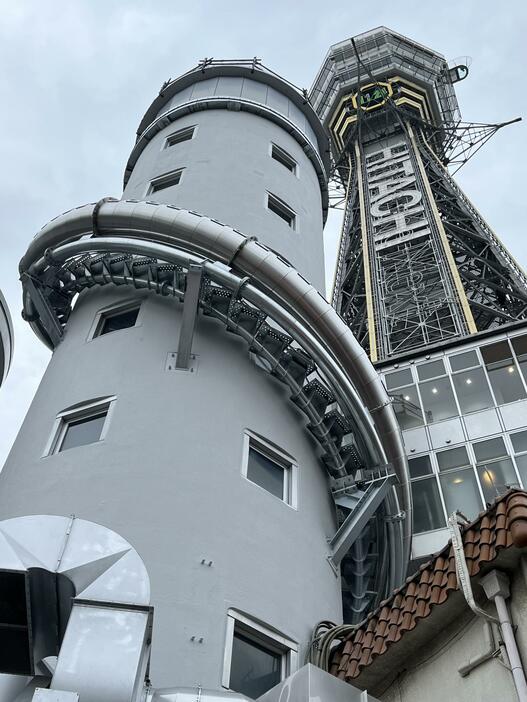 【写真】国の登録有形文化財で大阪を代表する観光スポットとして知られる「通天閣」（大阪市浪速区）を運営する通天閣観光で先月完成した全長60メートルの滑り台の体験型アトラクション「TOWER SLIDER（タワースライダー）」が9日午前、運用を開始した。