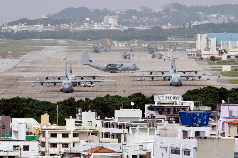 [写真]沖縄県宜野湾市の米海兵隊普天間飛行場。1996年4月に日米が全面返還で合意したが、四半世紀以上経った現在も実現に至っていない（ロイター/アフロ）
