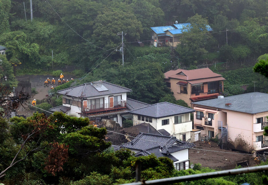 避難指示などの自治体の避難に関する情報は災害前に必ず発令されるとは限らない。2021年7月の熱海土石流で避難指示は発令されていなかった（写真：つのだよしお/アフロ）