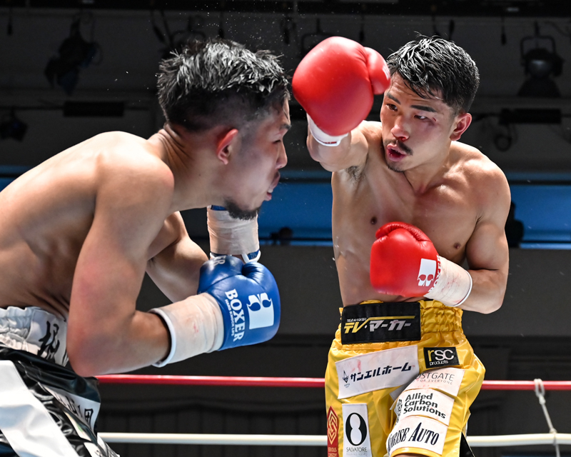 元世界王者の木村翔（右）が2年3か月ぶりの再起戦で22歳のプロ6戦目の堀川龍にまさかのドロー。試合後、ショックのあまり引退を示唆した(写真・山口裕朗）