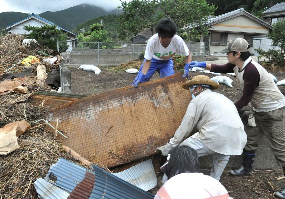 2011年9月、紀伊半島豪雨に見舞われた三重県紀宝町で濡れた家財を運び出すボランティア（写真：筆者）