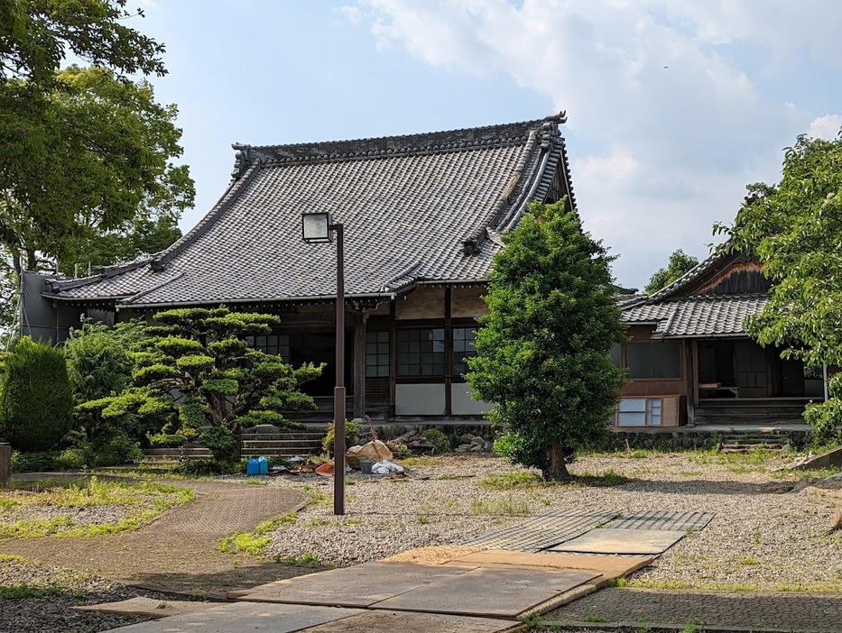 本堂は建てられてから100年ほどの建物となる