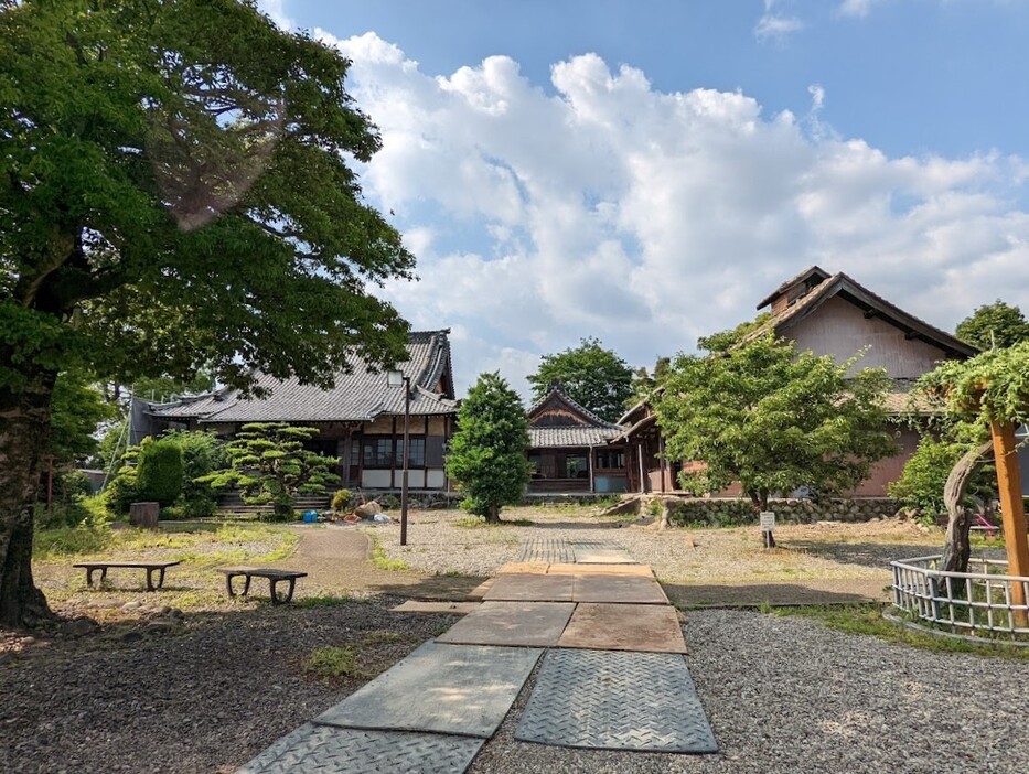 取り壊しが始まった久昌寺。左側が本堂で右側が庫裡